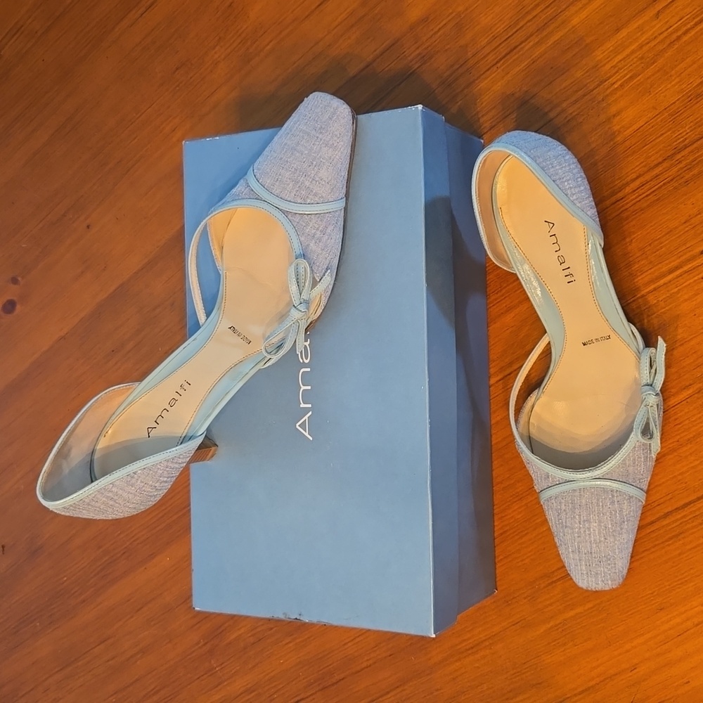 Amalfi brand womens blue fabric shoes. 2.5 inch high heel. Size 8.